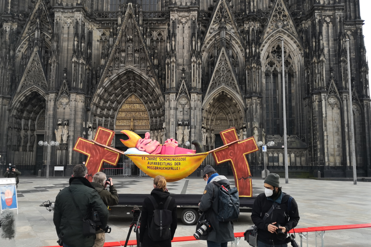 Medienvertreter:innen beim "Hängemattenbischof"