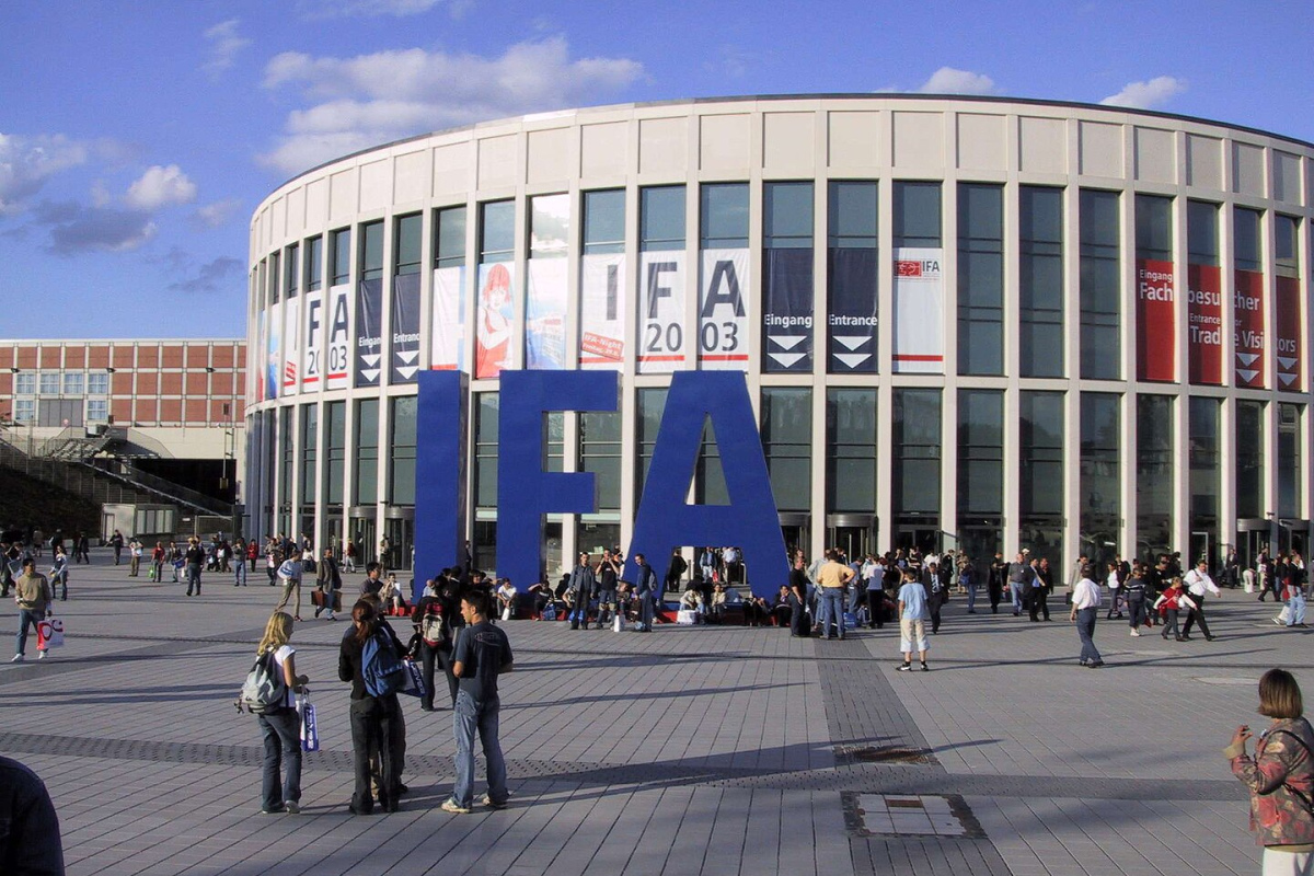 Südeingang zum Berliner Messegelände während der IFA 2003