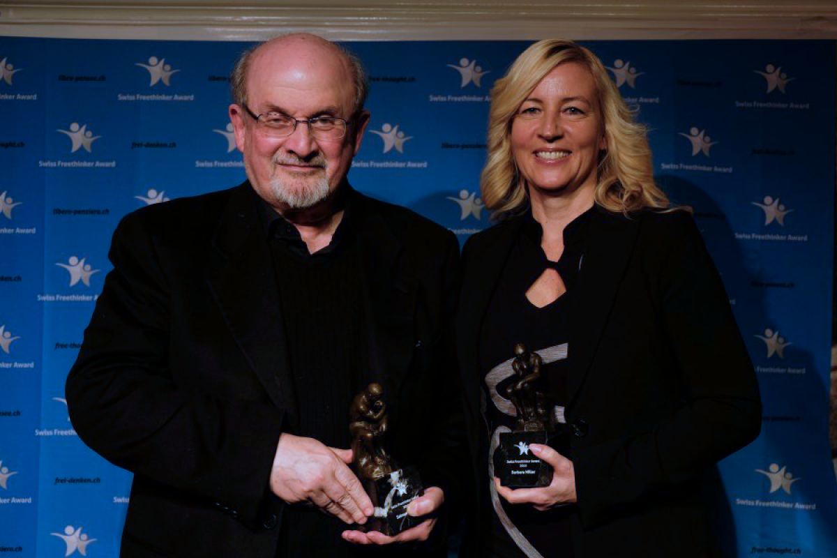 Salman Rushdie und Barbara Miller mit ihren Preisen.