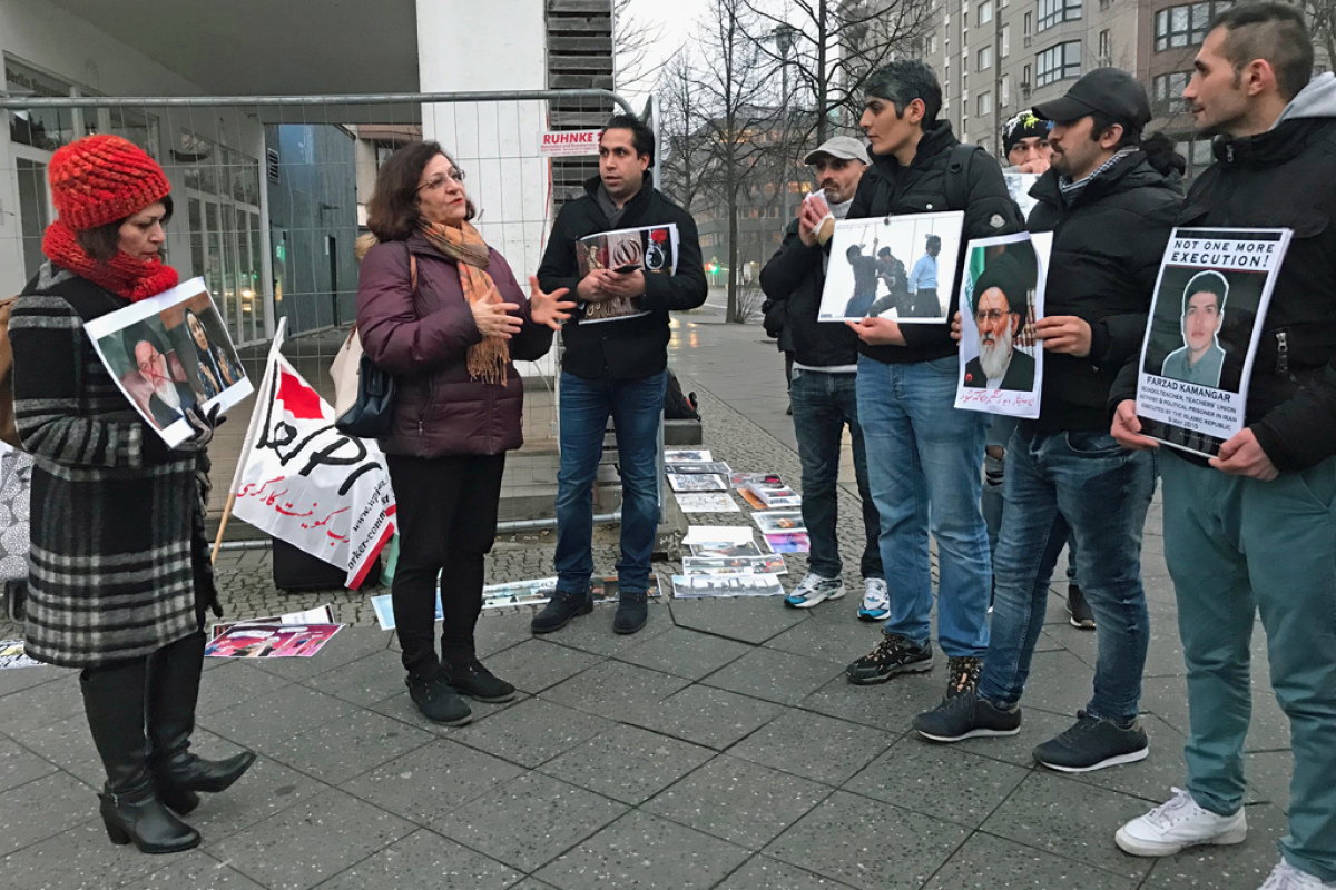 Mina Ahadi bei der Kundgebung des "Internationalen Komitees gegen Steinigung"