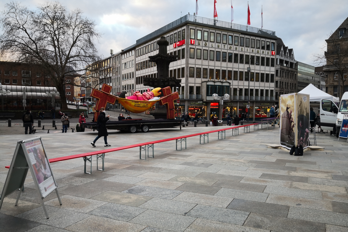 Kunstinstallation "Die Lange Bank des Missbrauchsskandals"