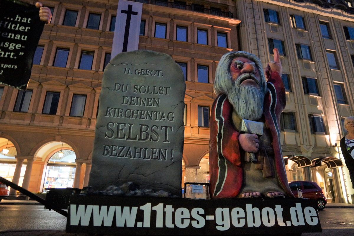 "11.Gebot" vor dem Haus der EKD