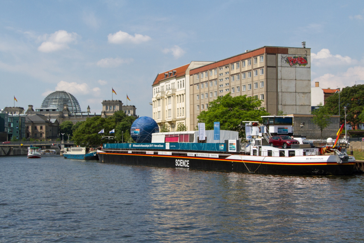 Die MS Wissenschaft auf der Spree