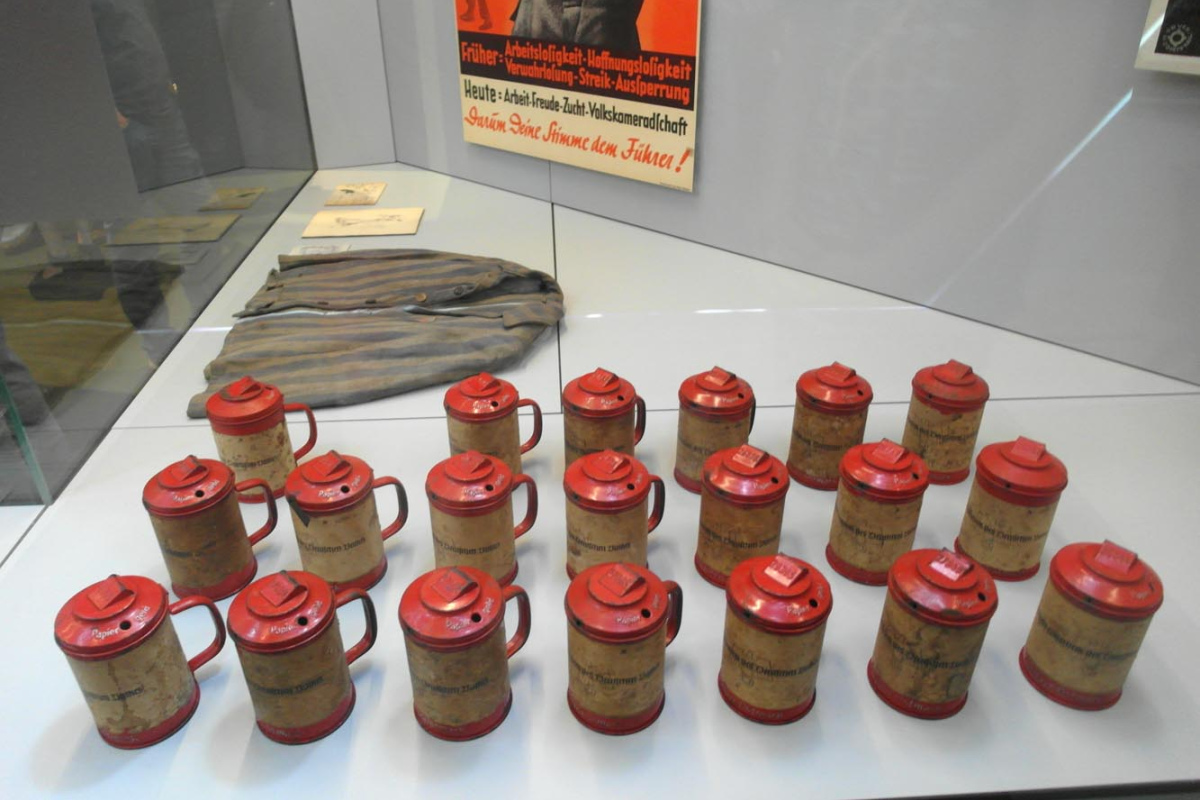 Museologisch besonders gelungen ist das Arrangement von 30 Sammelbüchsen des NS-Winterhilfswerks ...