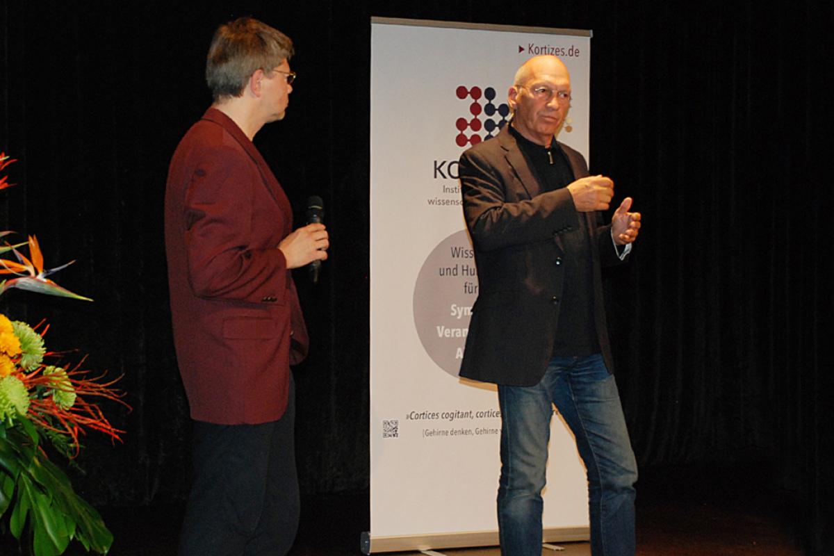 Helmut Fink (l.) stellt Jürgen Neffe (r.) vor.