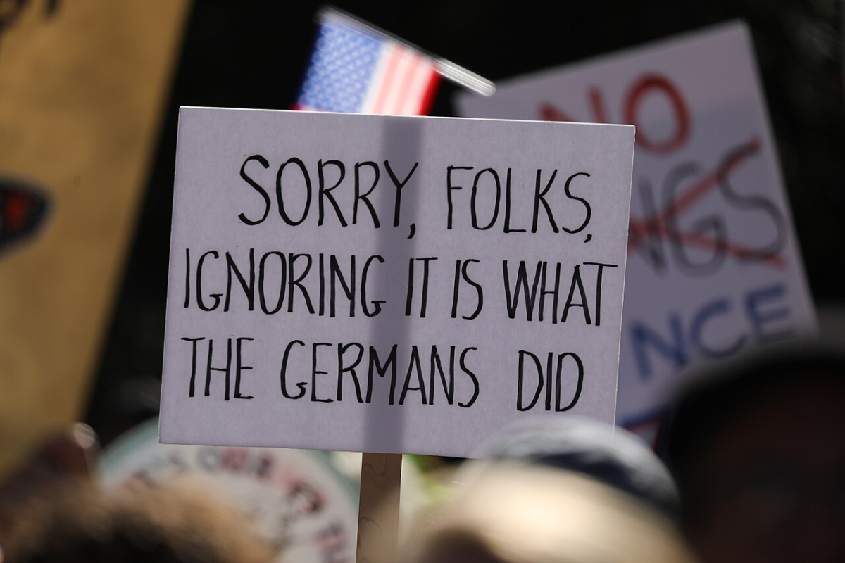 Demo-Schild mit Bezug zum deutschen Faschismus