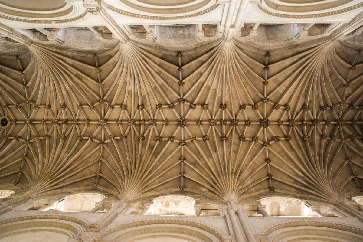 Die Deckenkonstruktion der Norwich Kathedral kann man jetzt auch von einer Rutschbahn aus betrachten.