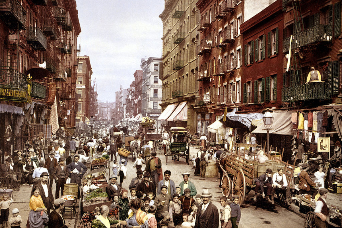 Die Mulberry Street im italienischen Stadtviertel von New York City um 1900