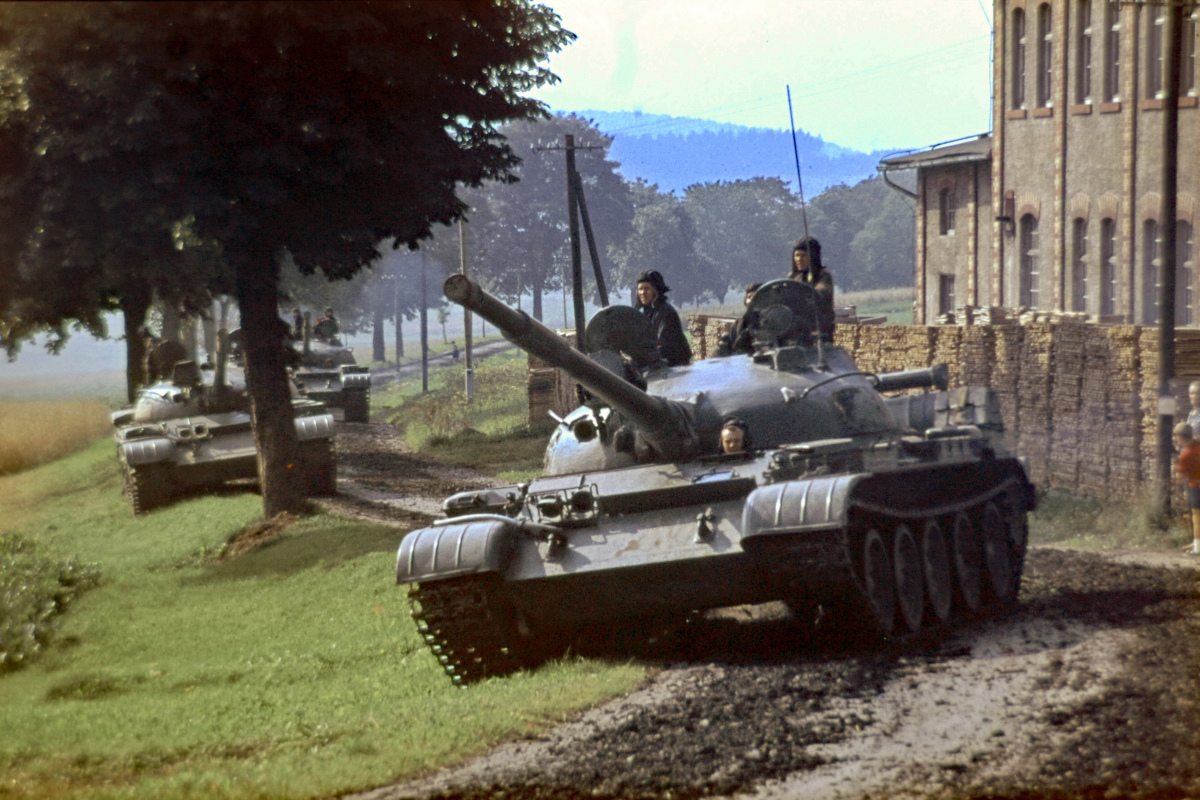 Panzer auf dem Weg zur Grenze