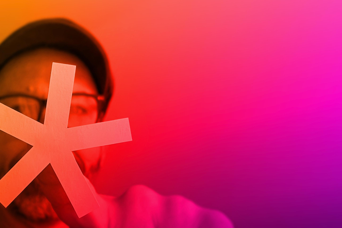 Der Autor mit dem Logo des Zentralrats der Konfessionsfreien