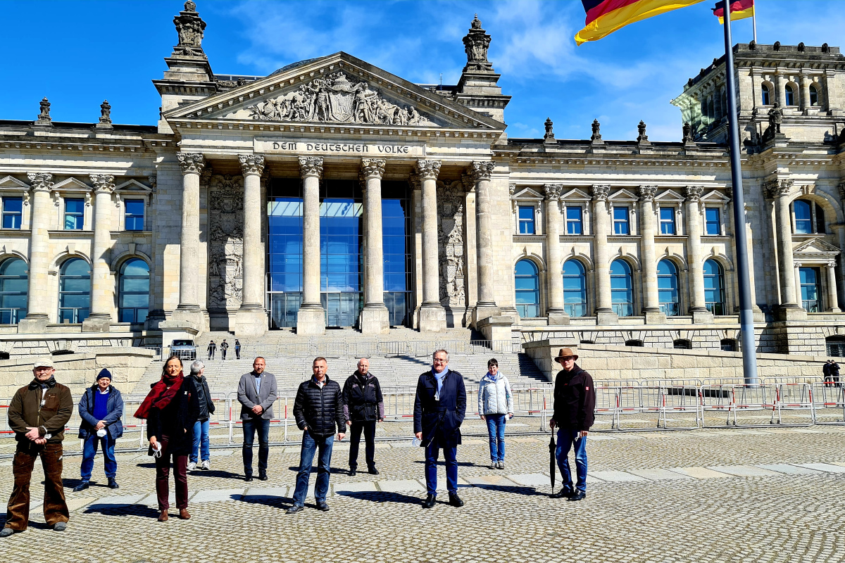 Betroffenenvertreter vor dem Reichstagsgebäude