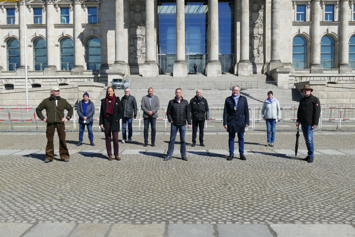 Betroffenenvertreter vor dem Reichstagsgebäude