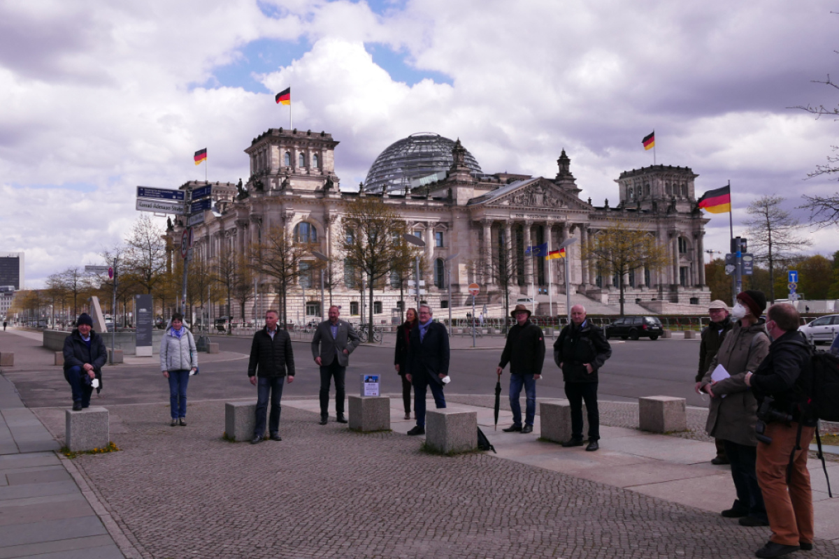 Vertreter der Betroffenenverbände vor dem Reichstagsgebäude