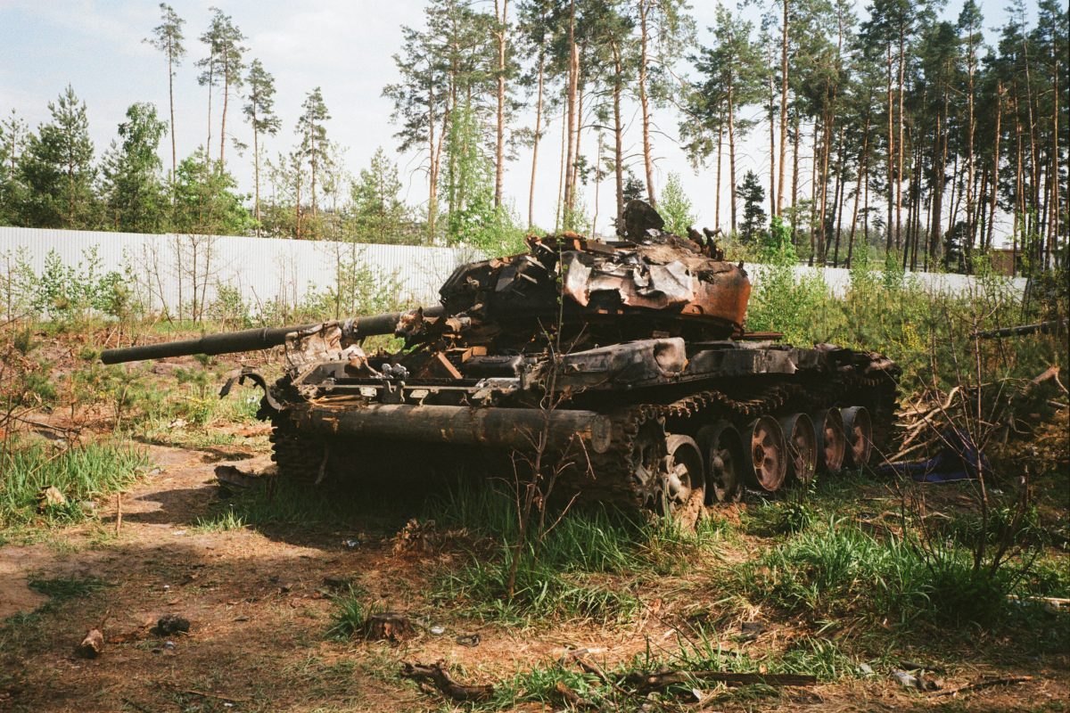 Zerstörter Panzer in Butscha, Ukraine