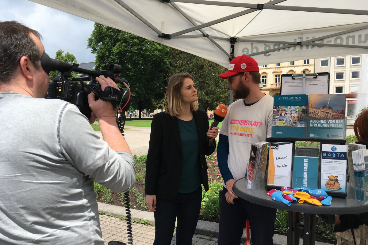 Hazel Brugger (ZDF heute-Show) interviewt Maximilian Steinhaus