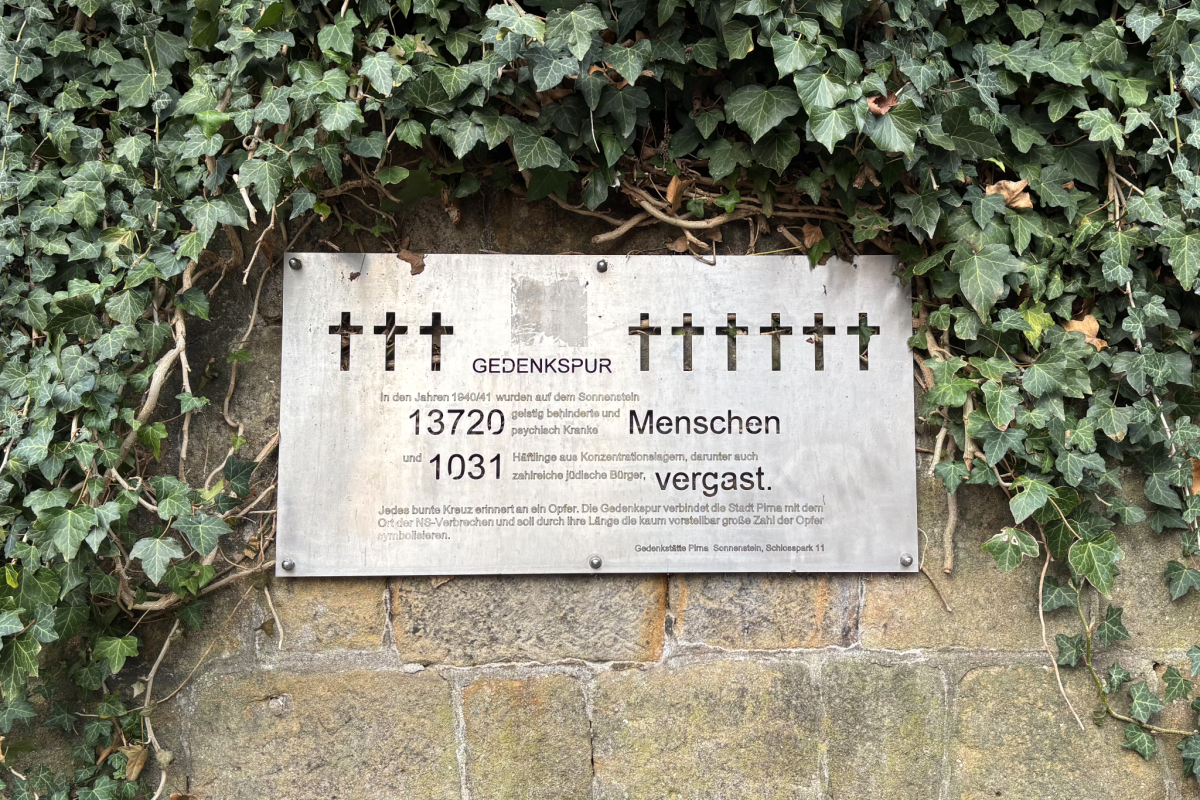 Tafel, auf der auf die Massenmorde hingewiesen wird