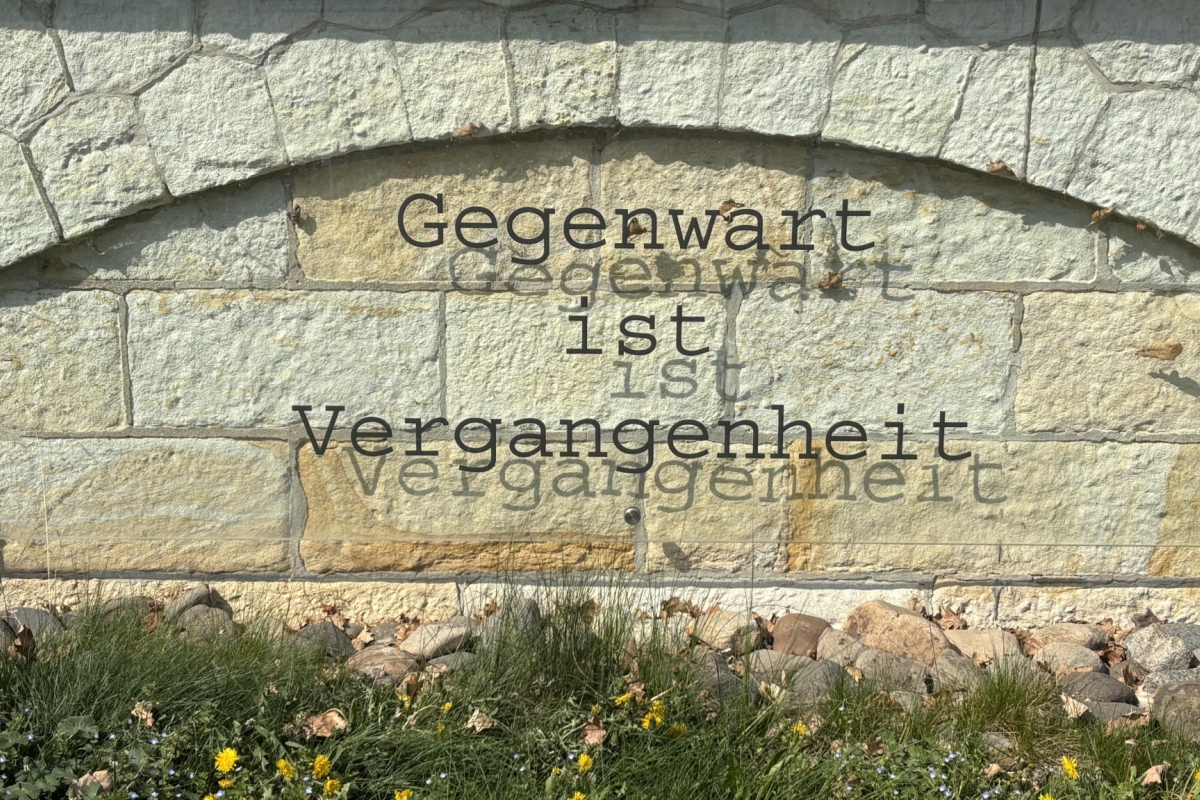 Tafel an der Gedenkstätte 