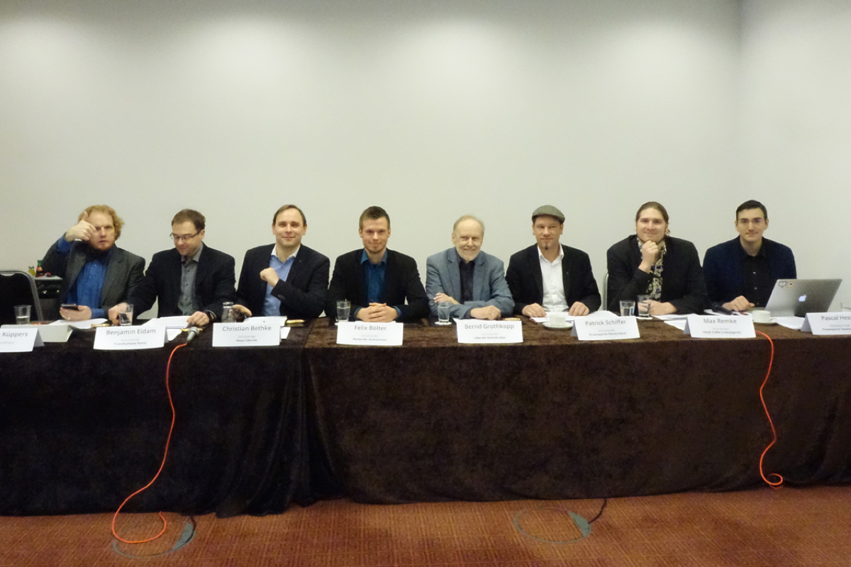 Podium der Pressekonferenz