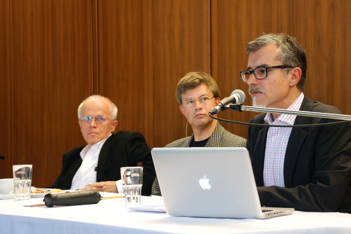 Das Podium: Prof. Dr. Hartmut Kliemt, Helmut Fink (Moderation), PD Dr. Ulrich Thielemann 