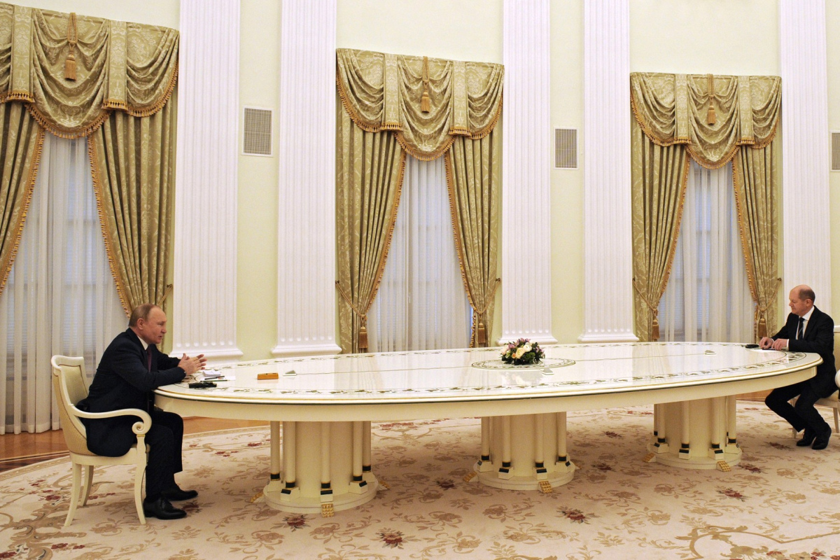 Putin an seinem sechs Meter langen Tisch im Kreml.