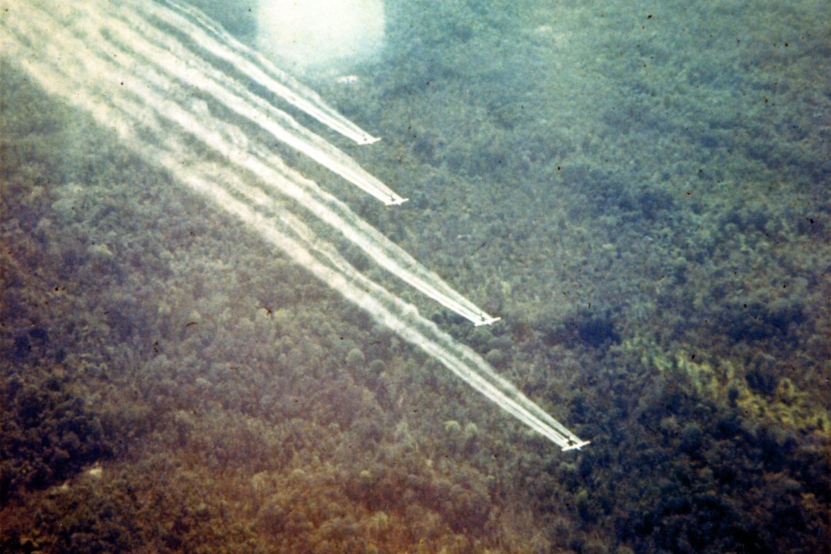 US-amerikanische Flugzeuge versprühen während der Operation "Ranch Hand" Pestizide.