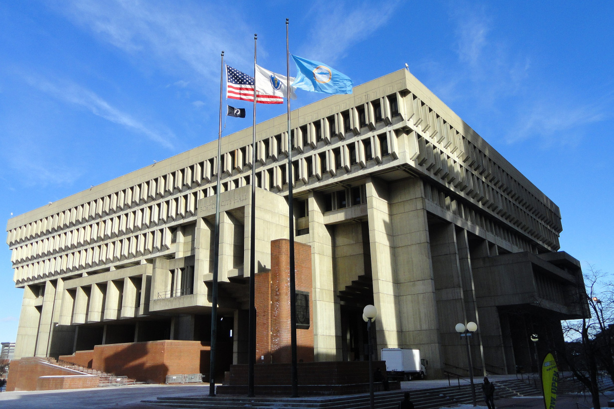 Das Rathaus von Boston mit den drei Fahnenmasten