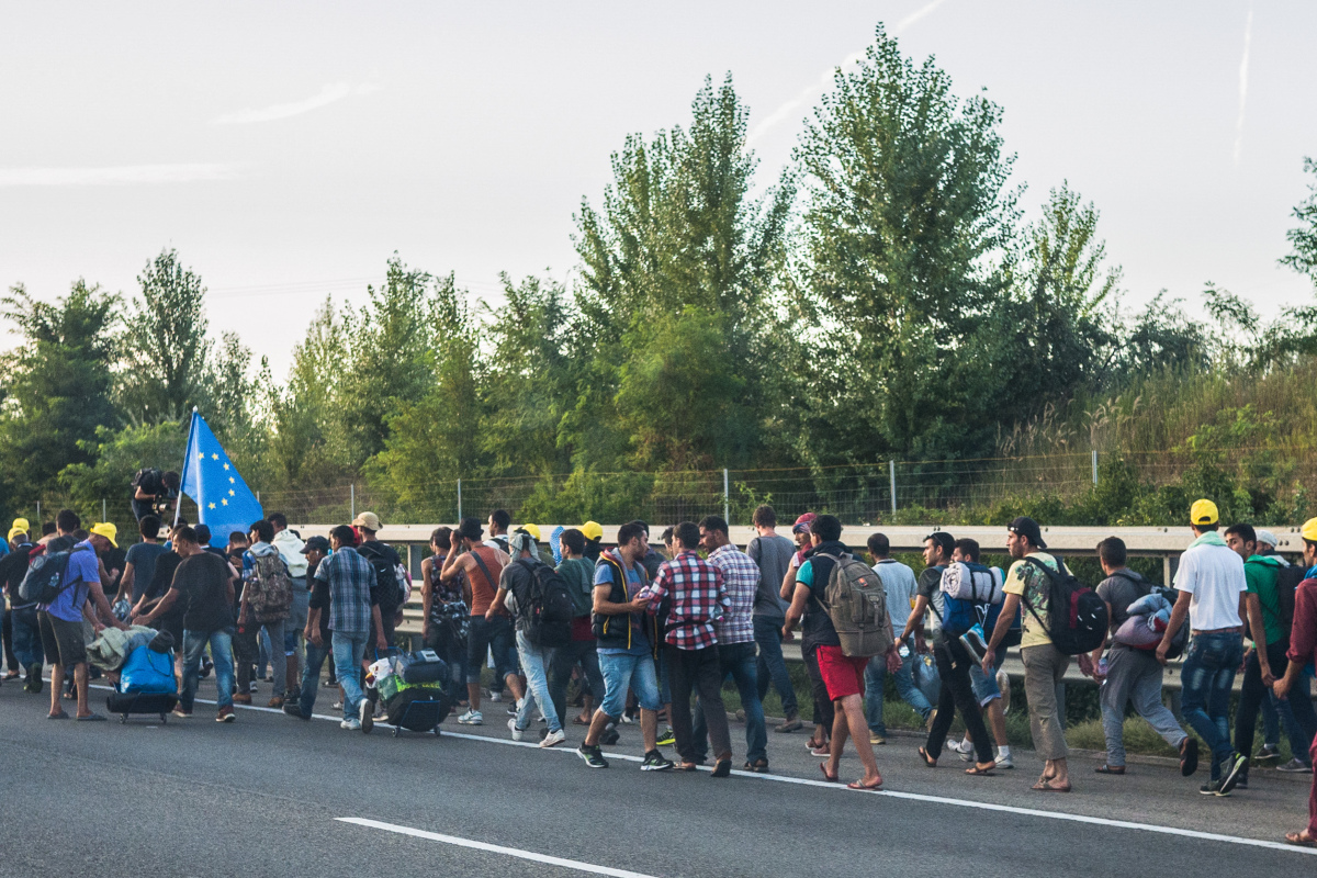 Flüchtlinge in Ungarn unterwegs nach Österreich