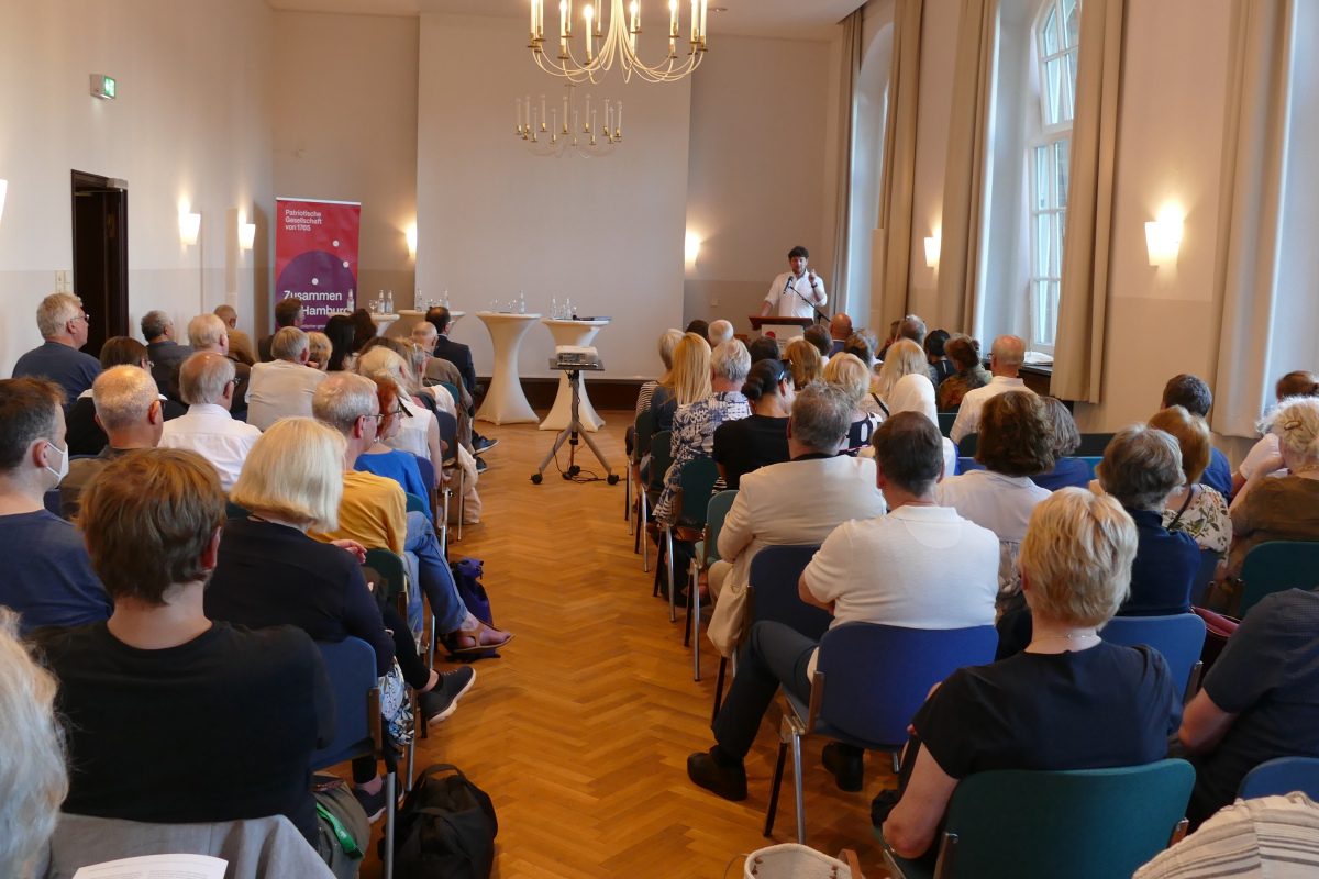 Philipp Möller vor Publikum in der "Patriotischen Gesellschaft Hamburg"