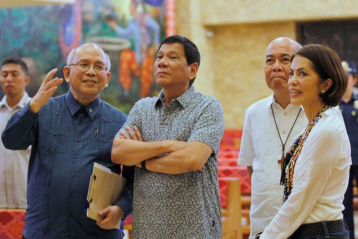 Rodrigo Duterte (2. v. l.)