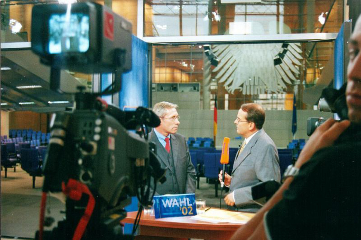 Roland Claus (links) am Abend der Bundestagswahl 2002 im Bundestag