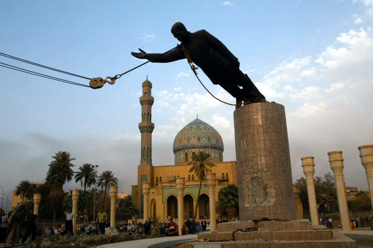Die Zerstörung des Saddam-Hussein-Denkmals in Bagdad
