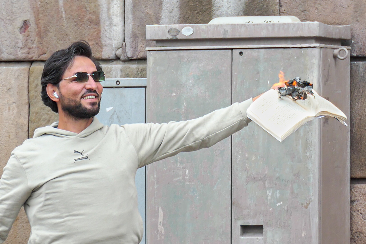 Salwan Momika beim Verbrennen eines Korans