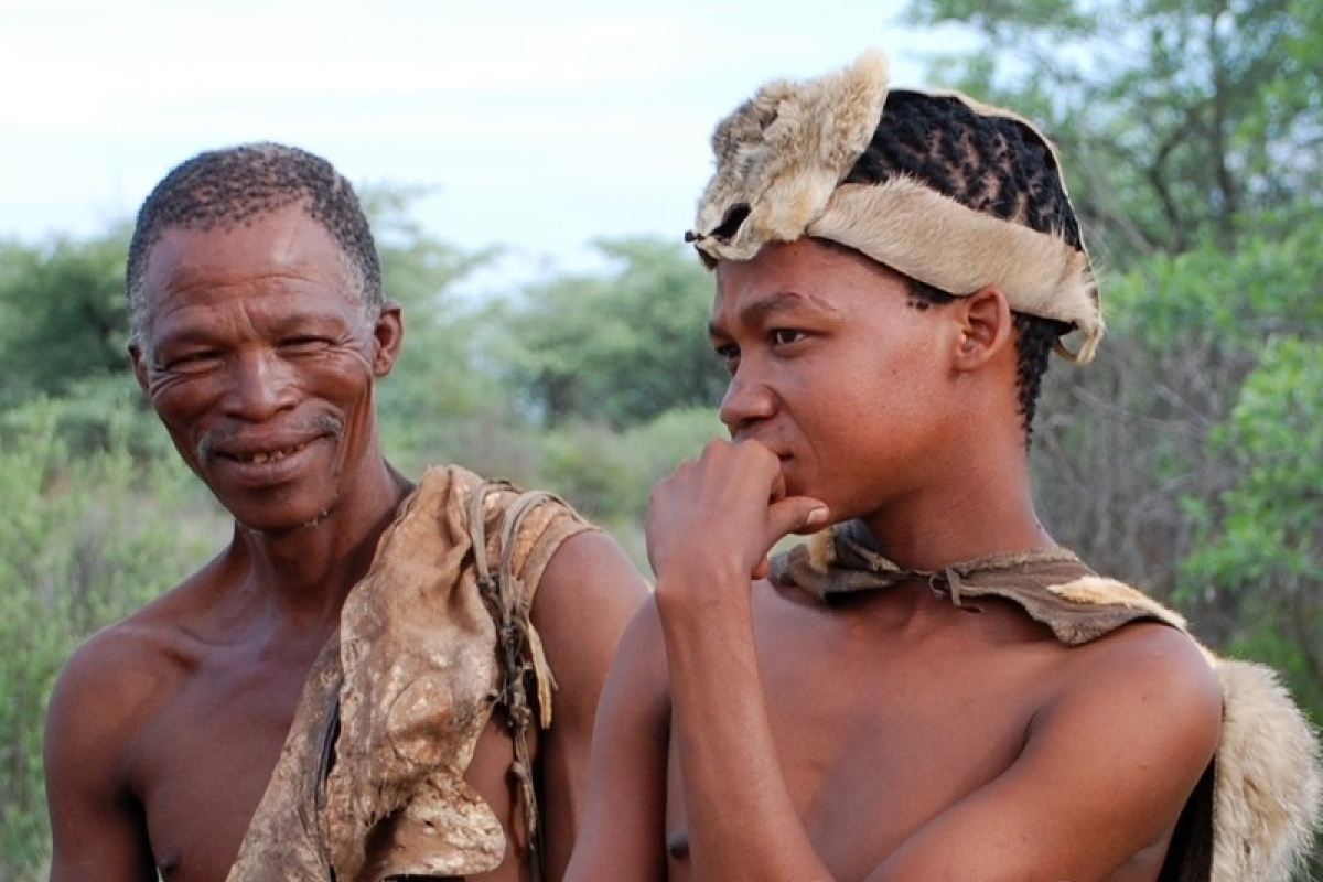 Die San, eine Volksgruppe im südlichen Afrika, leben noch heute überwiegend als Jäger und Sammler.
