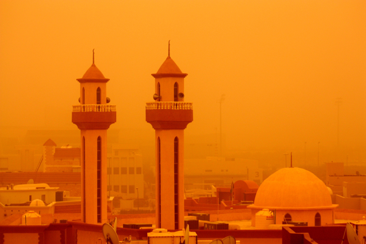 Von Hitze und Wüstenstaub geplagt: Sandstürme wie hier über Kuwait dürften im Nahen Osten und in Nordafrika mit dem Klimawandel häufiger werden.