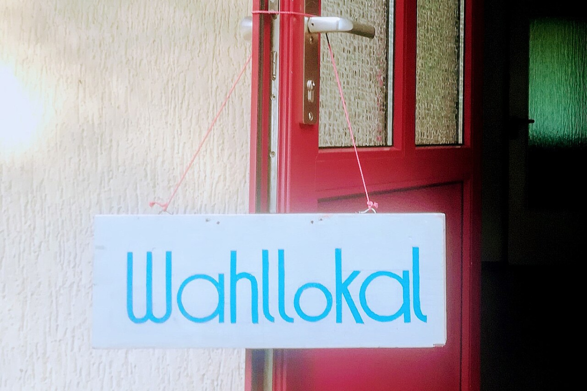 Eingang zu einem Wahllokal