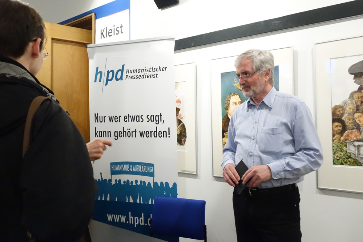 Dr. Reinhold Schlotz signierte am Stand des hpd seine Bücher.
