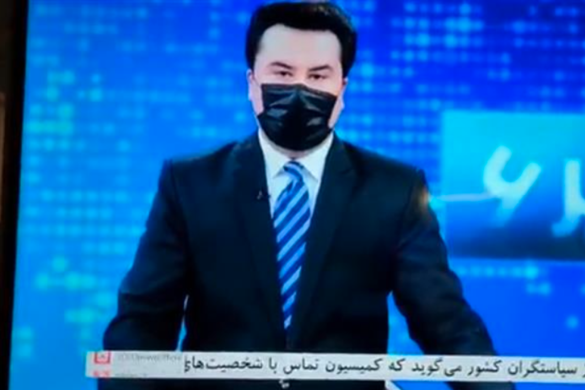 Afghanische Moderatoren trugen aus Solidarität Masken.