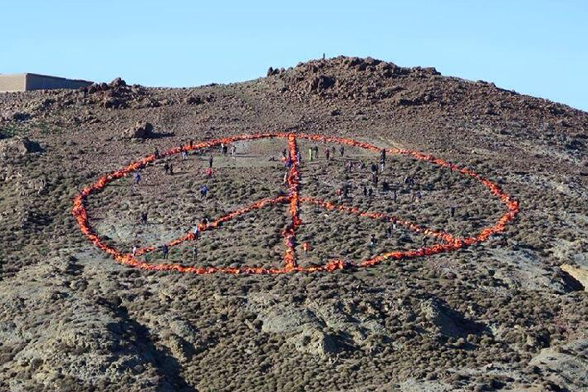 Peace-Zeichen aus Schwimmwesten