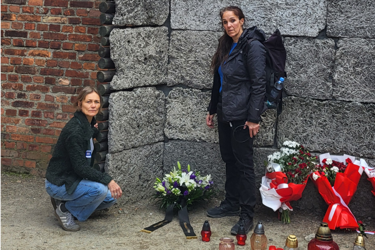 Myriam Kandulski und Annette Barnscheidt mit den niedergelegten Blumen