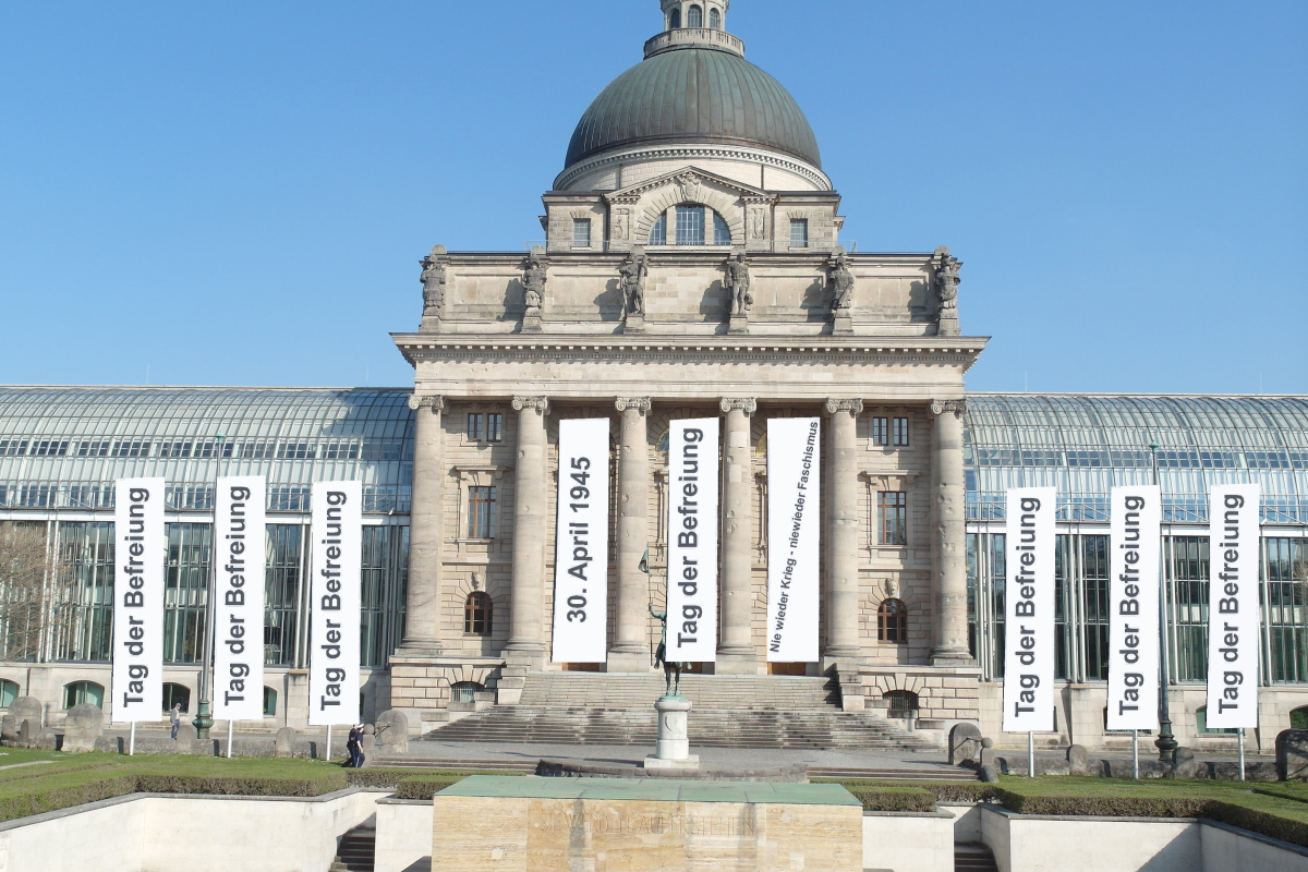 Weiße Fahnen an der Bayerischen Staatskanzlei
