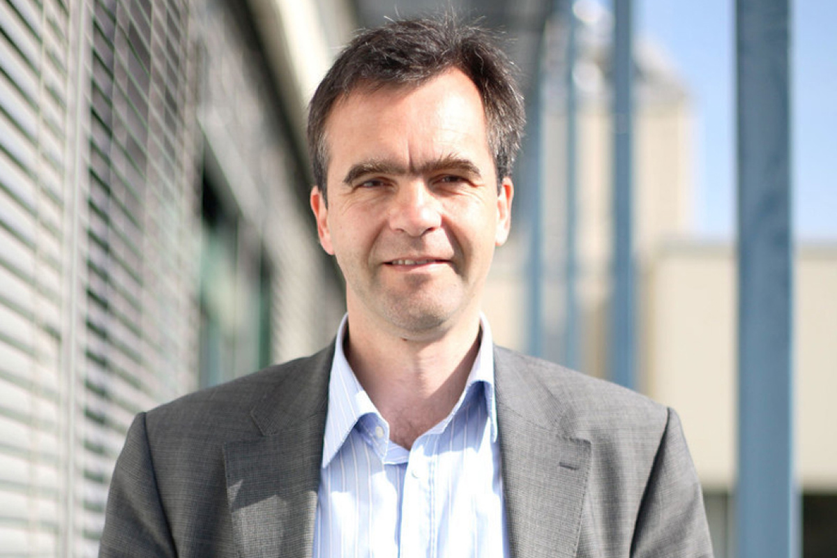 Stefan Mundlos forscht an seltenen Knochenerkrankungen, die durch veränderte Gene ausgelöst werden.