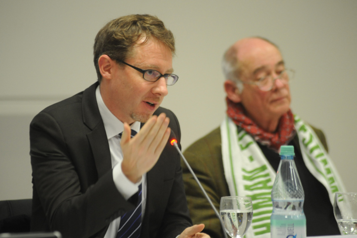 Bernhard Sutter (EXIT), im Hintergrund: Dr. med. Ayke Schmook