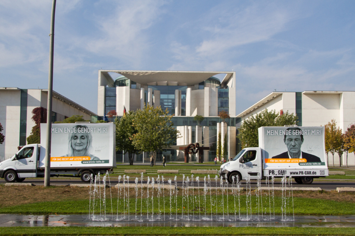 Sterbehilfe-Cars vor dem Bundeskanzleramt
