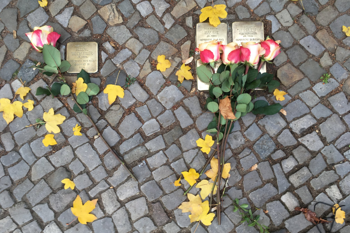 Blumen auf Stolpersteinen in Berlin