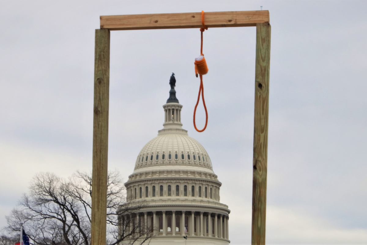 Von der Menge aufgestellter Galgen während des Sturms aufs Kapitol 2021 in Washington, D.C.
