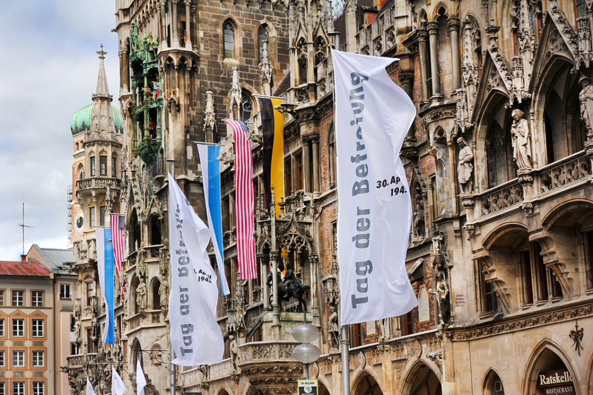 Weiße Fahnen am Münchner Rathaus