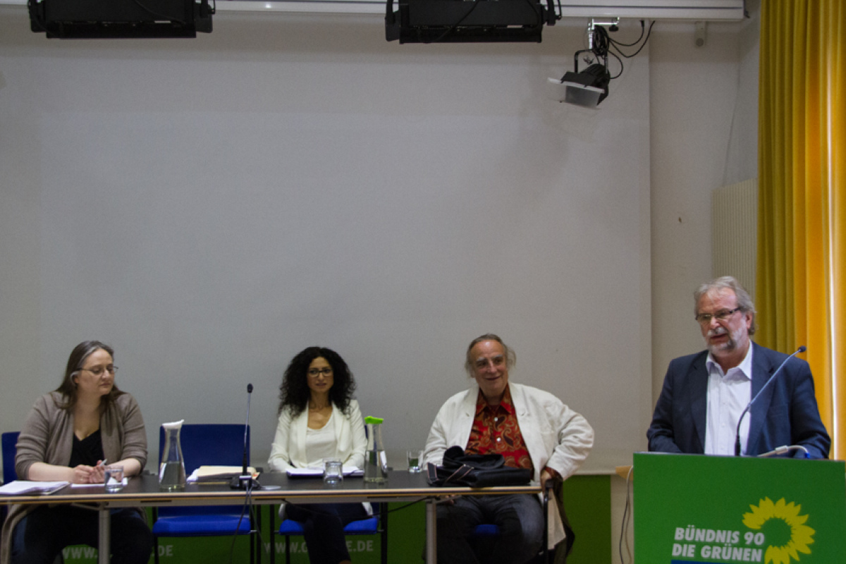 Das Podium: Daniela Wakonigg, Handan Aksünger, Frieder Otto Wolf (v.l.nr.r) stehend: Walter Otte