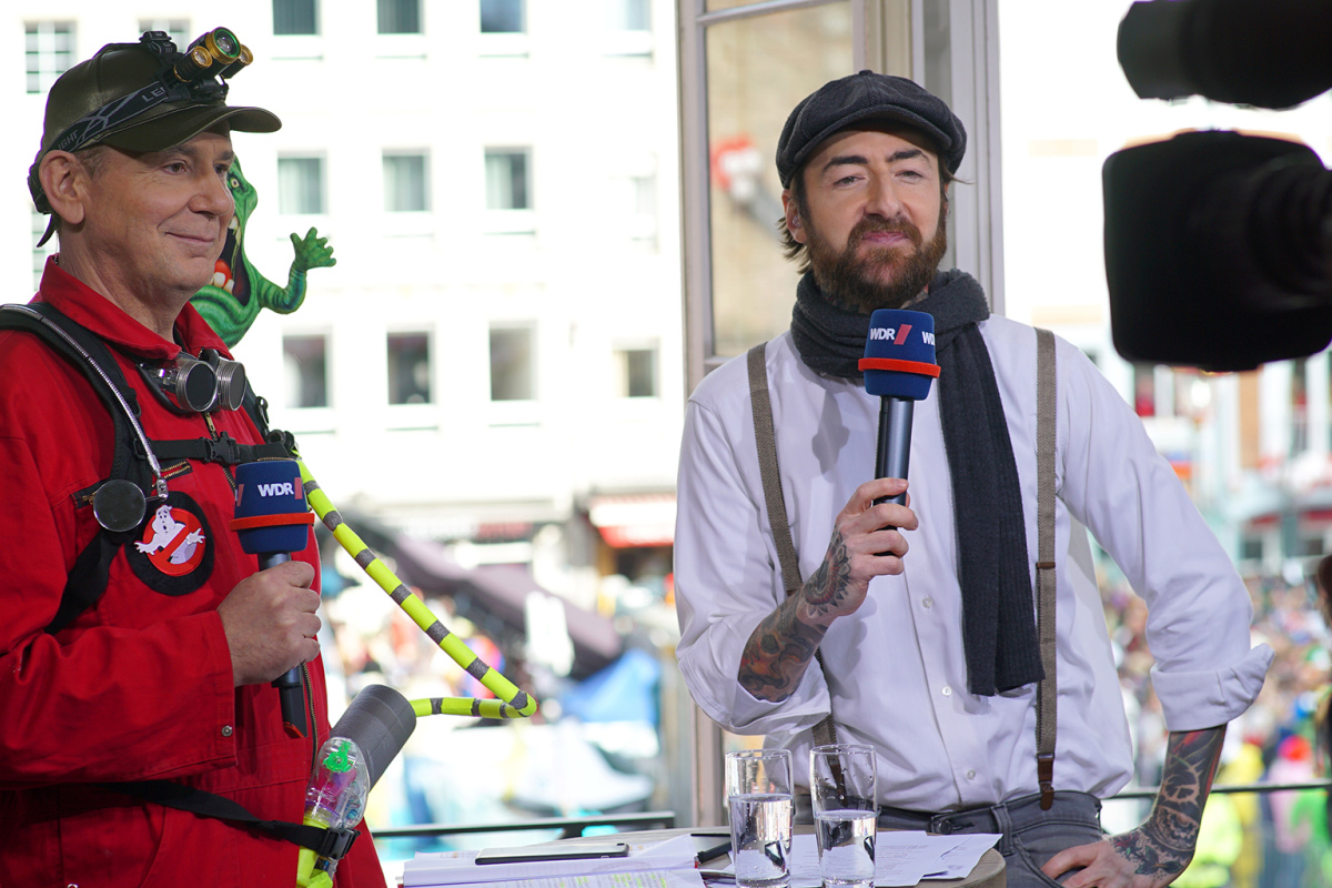 Jacques Tilly kommentierte während des Rosenmontagszuges eine Sondersendung im WDR.