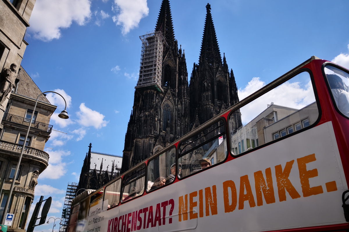 Der Bus vor dem Kölner Dom