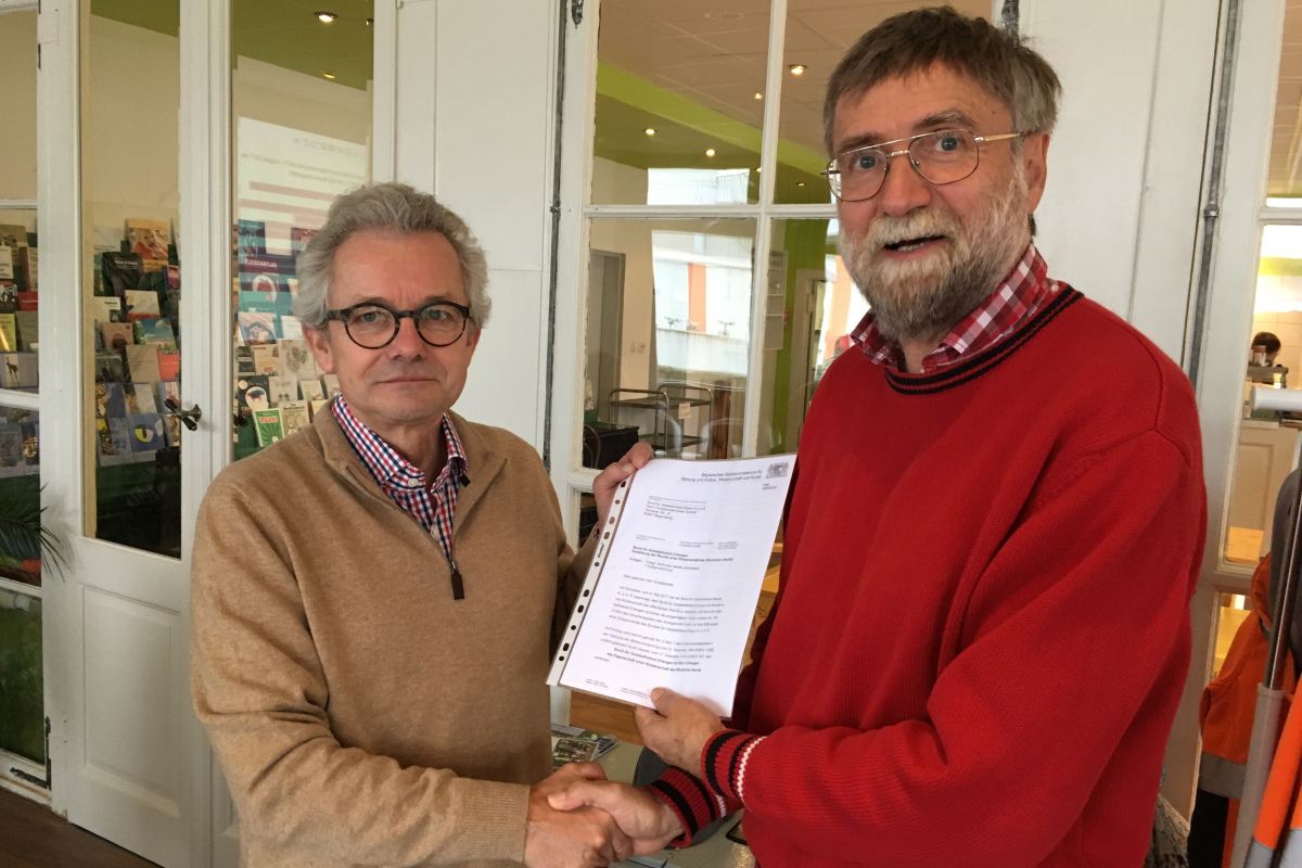 Erwin Schmid übergibt die Verleihungsurkunde an Frank Riegler.
